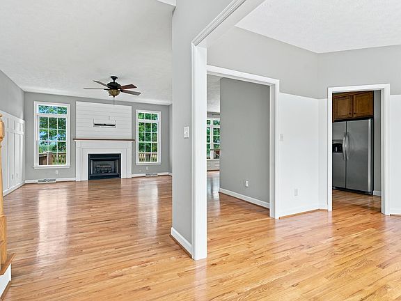 3rd image of 1159 High Grove Ln