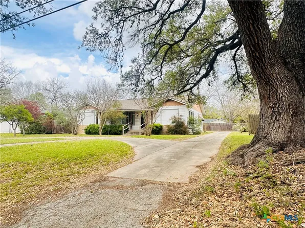 1019 E Gonzales St, Yoakum, TX 77995