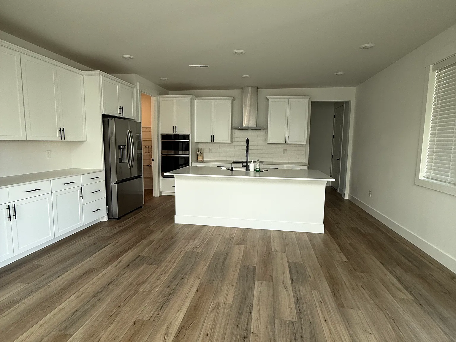 4 bed, 2360 sqft, $4,000 — Photo 3