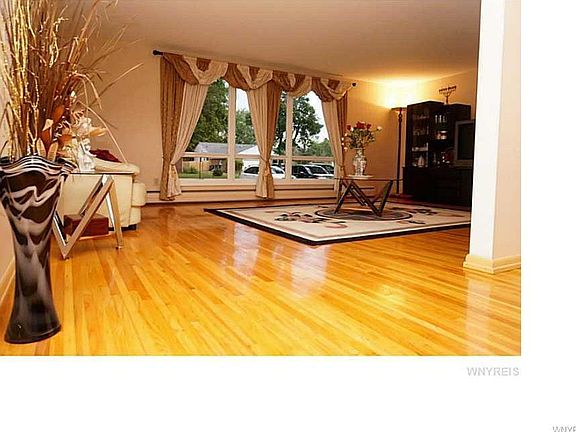 3rd image of 10 Red Oak Dr