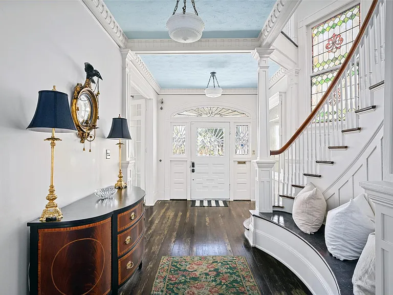 1112 Broadway St — Photo 4