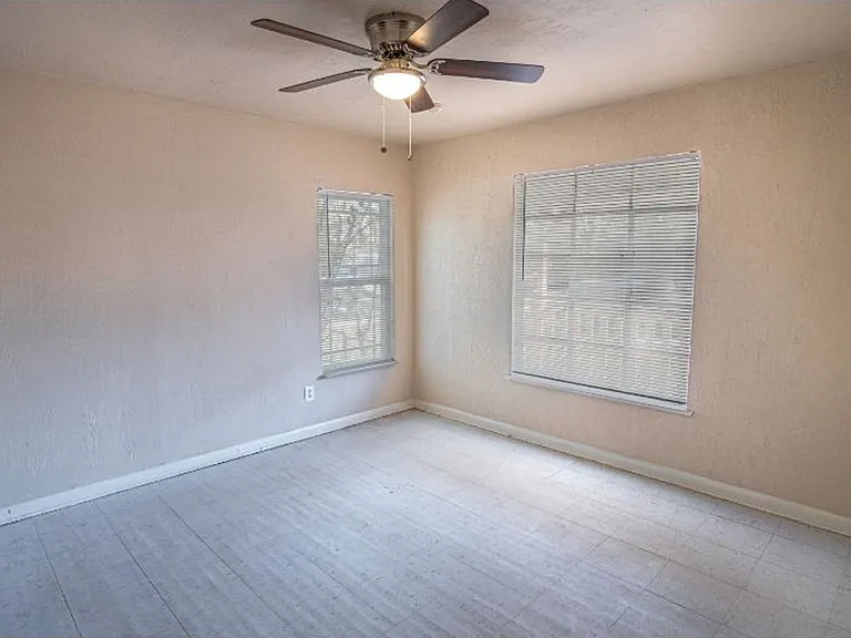 1003 Poinsettia — Photo 13