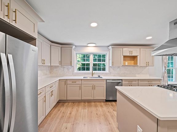 4th image of 379 W Washington St