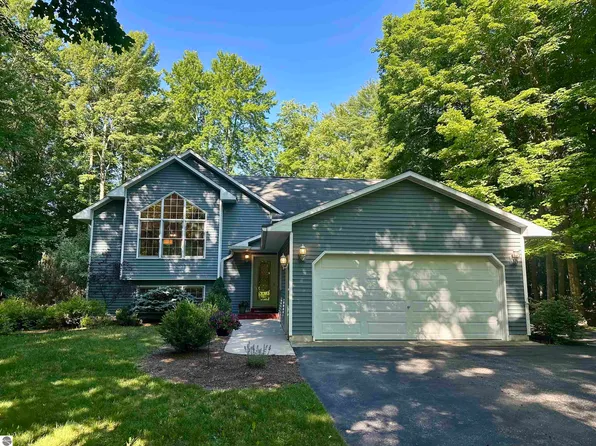 8500 Bent Pine Dr, Lake Ann, MI 49650