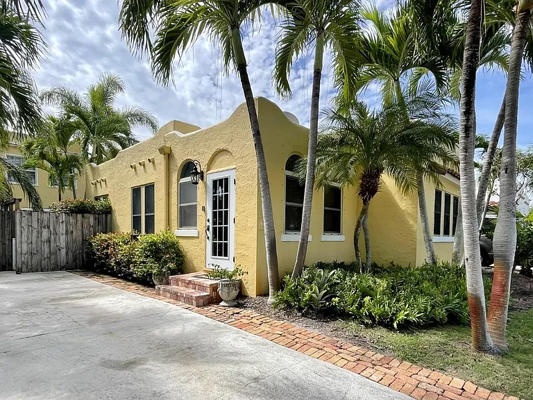 430 Monroe Dr — Photo 2