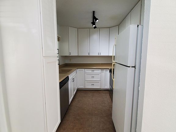 4th image of 702 Jewell St