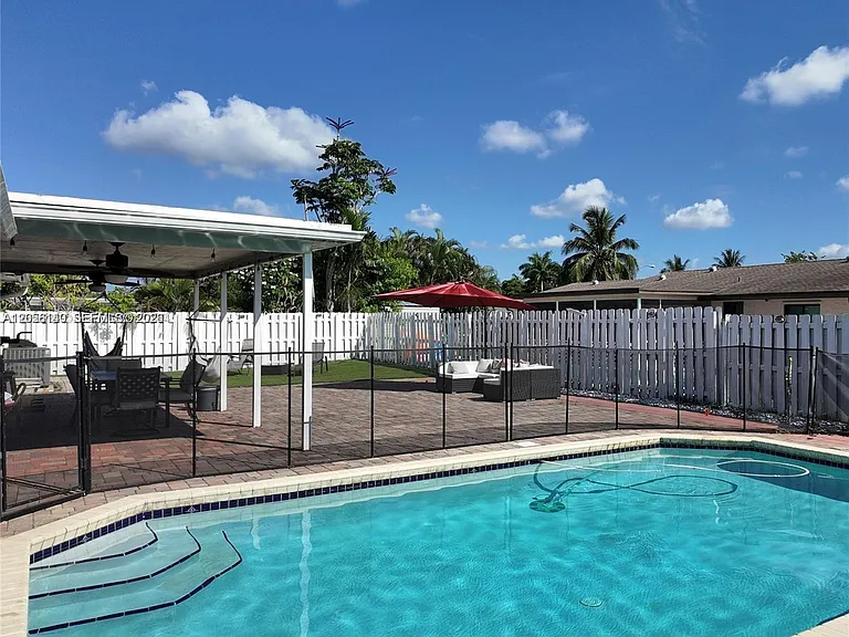4081 Lake Dr — Photo 2