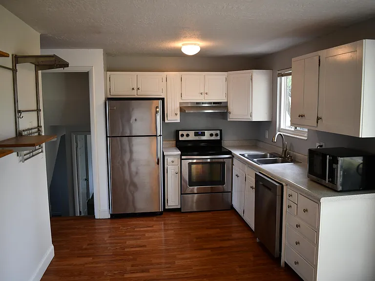 563 E Hilo St — Photo 4