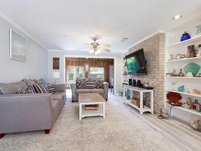 15826 New Market Dr — Photo 3