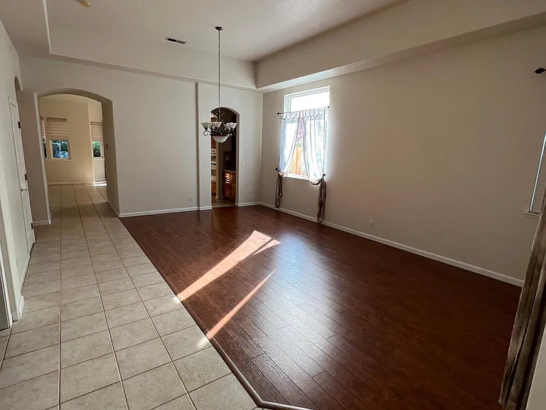 2094 Dorrington Dr — Photo 2