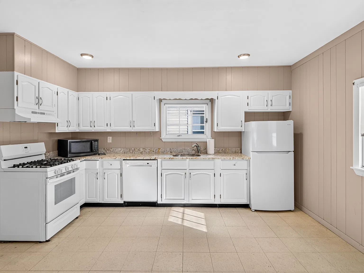 3 bed, 1300 sqft, $3,400 — Photo 3