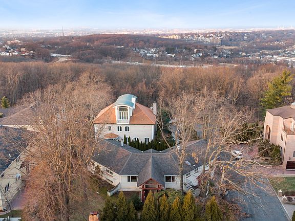 3rd image of 50 Louise Ln