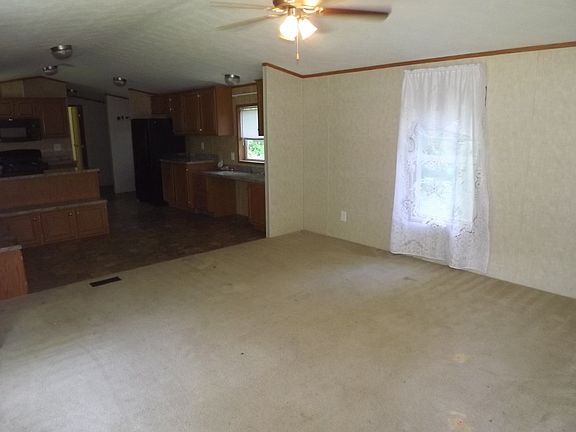 4th image of 77 Lakeside Dr