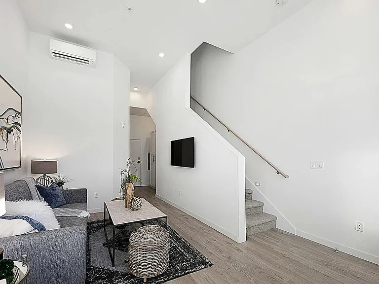 7530 D 15th Ave NW — Photo 3