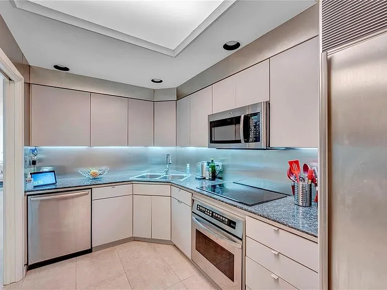 1 Beach Dr SE #1309 — Photo 8