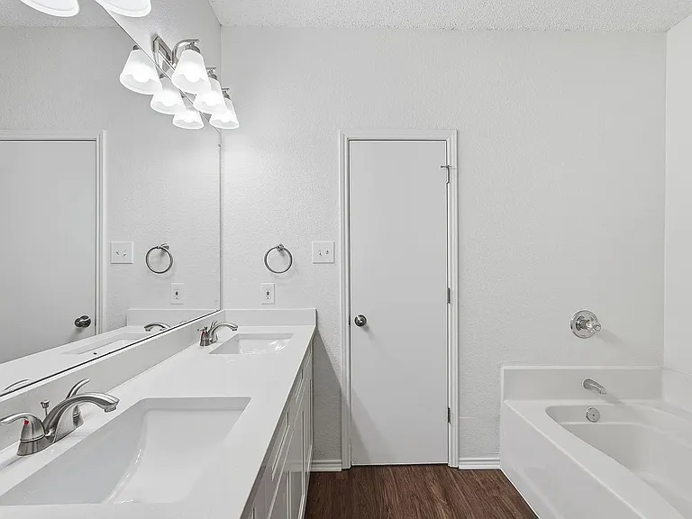 725 Parkford Ln — Photo 9
