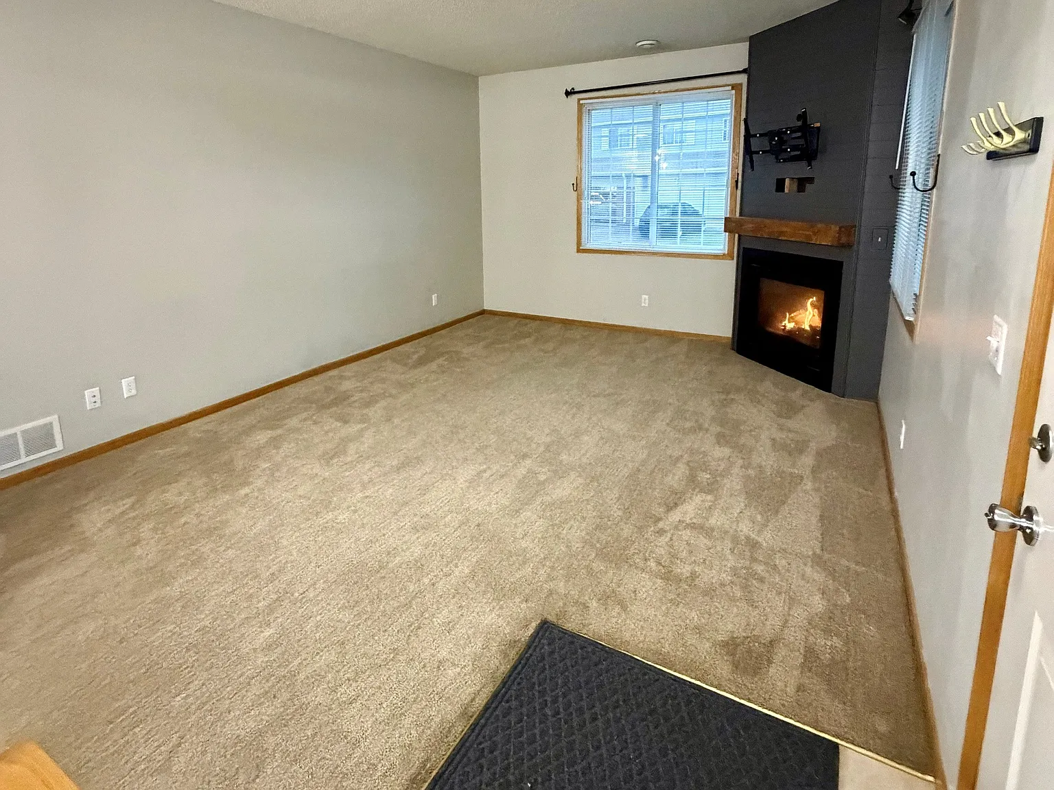 3 bed, 1.5 bath, 1562 sqft, $2,450 — Photo 3