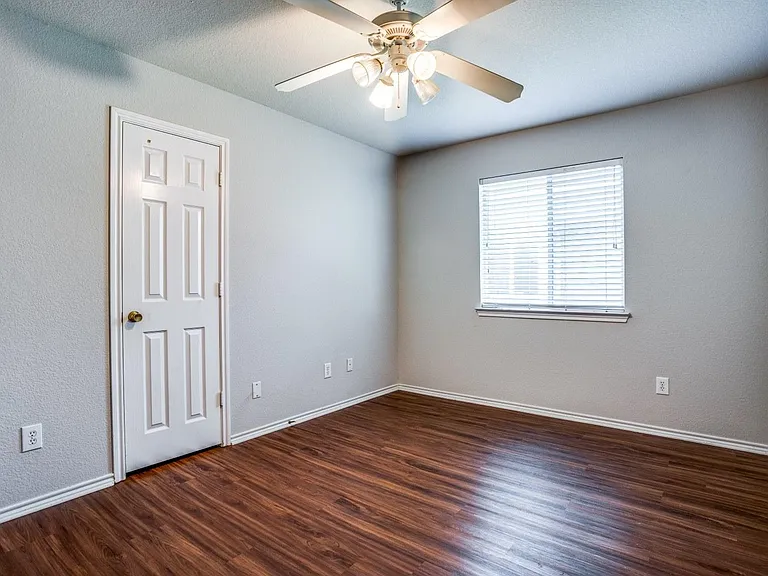 821 Oak Hollow Ln — Photo 10