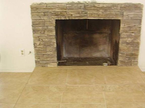 Fireplace has mantal now