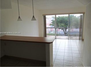 10900 SW 104th St APT 323, Miami, FL 33176