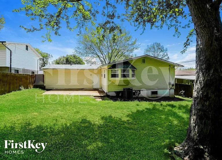 1555 Florida Dr — Photo 13
