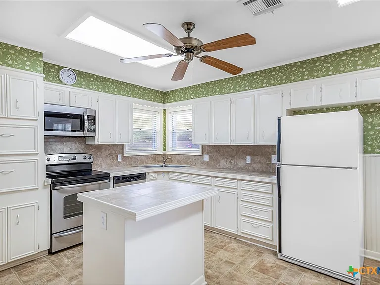 608 Rosewood Dr — Photo 2