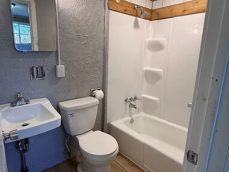 220 W 9th St #2 — Photo 5