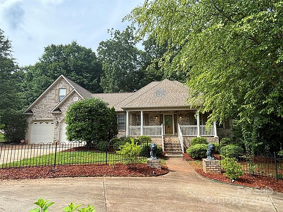 3rd image of 206 Oakview Dr