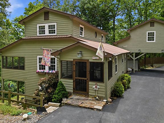 2nd image of 946 Laurel Cir