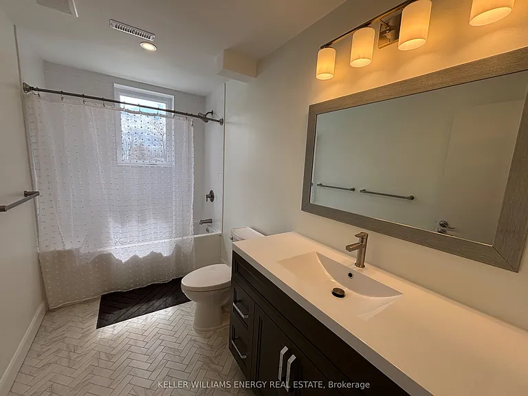 497 Wellington Main St — Photo 33