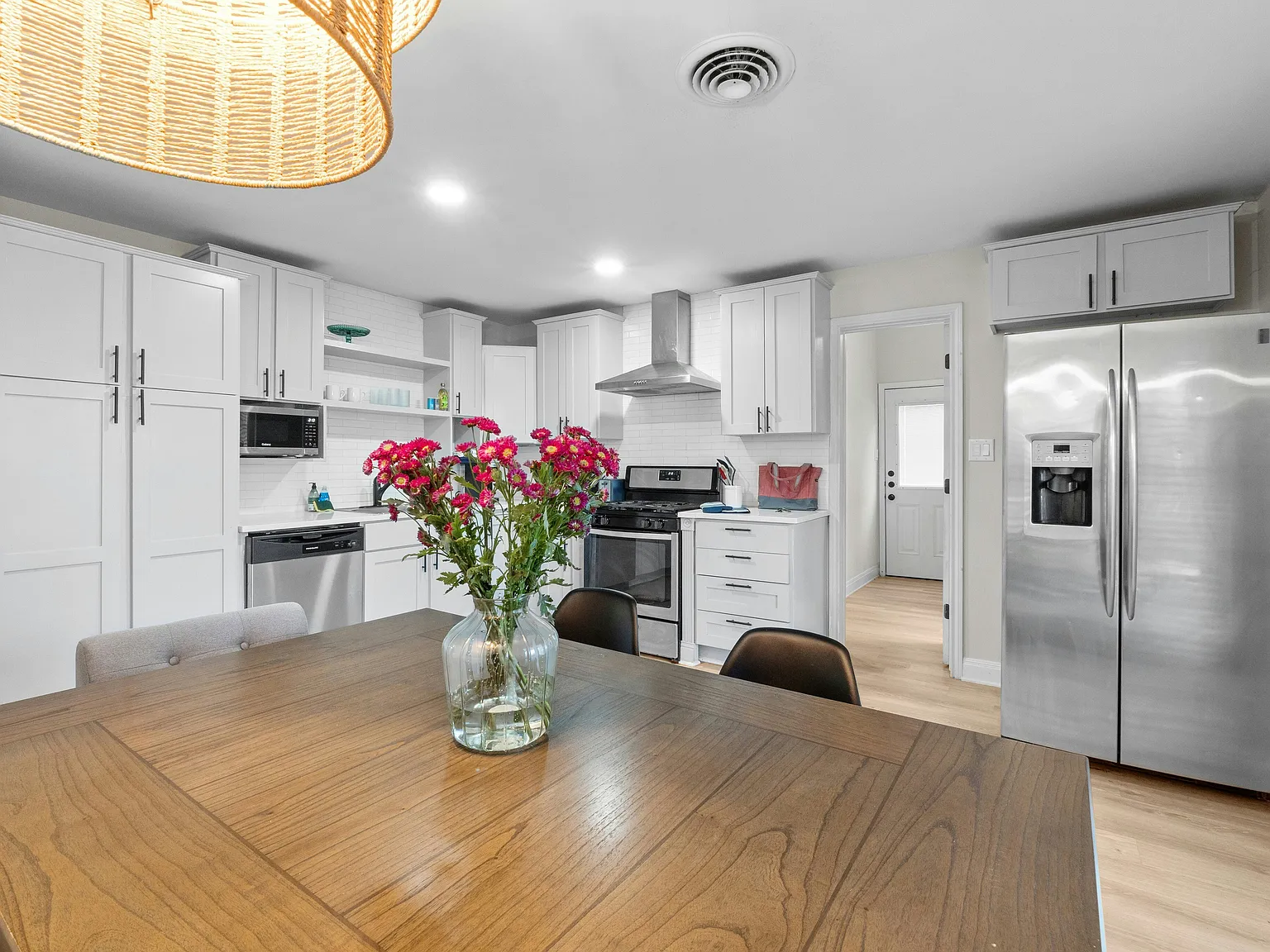 6 bed, 2094 sqft, $4,350 — Photo 4