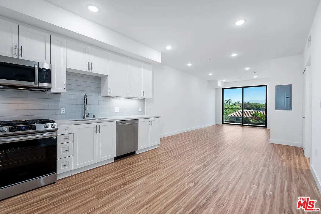 1 bed, 1.0 bath, 840 sqft, $3,600 — Photo 2