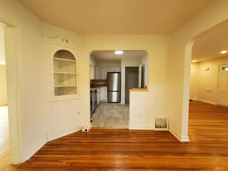 2722 Thompson Ave — Photo 5