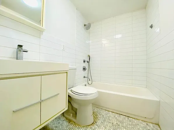 85 Rockaway Avenue image 11 of 14