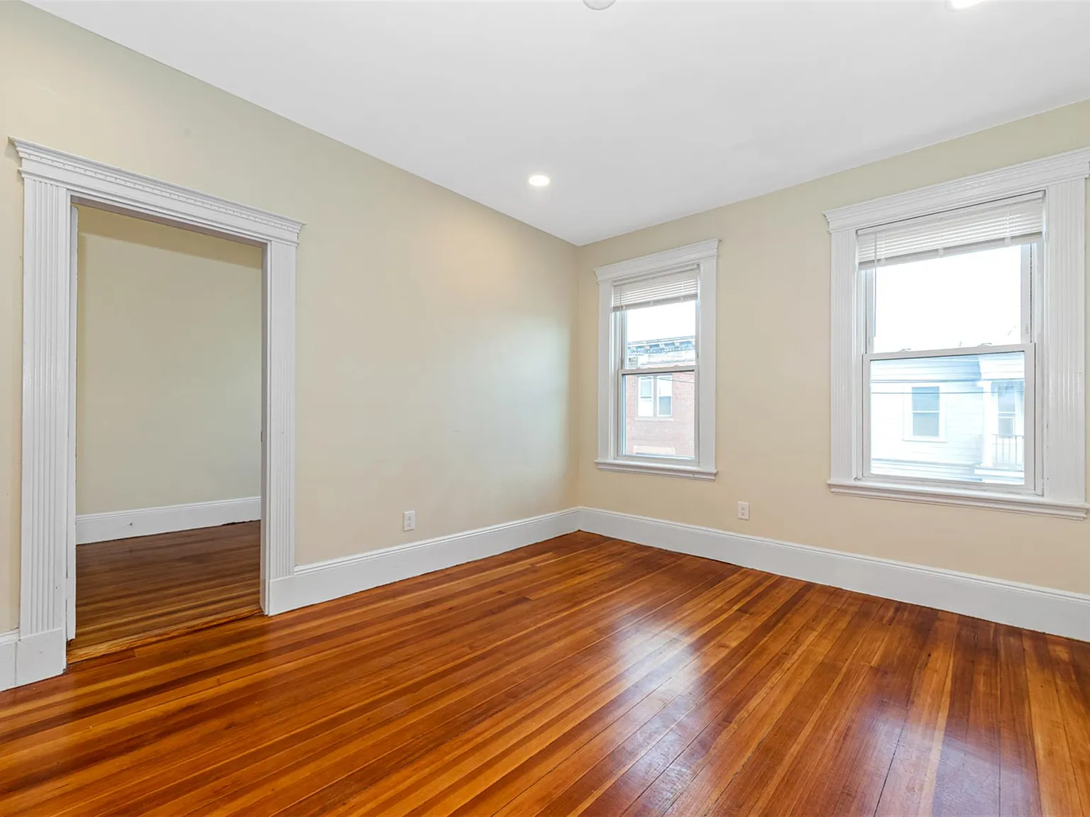 3 bed, 920 sqft, $2,995 — Photo 3