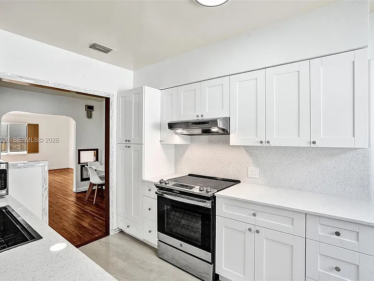 2420 SW 16th St — Photo 12