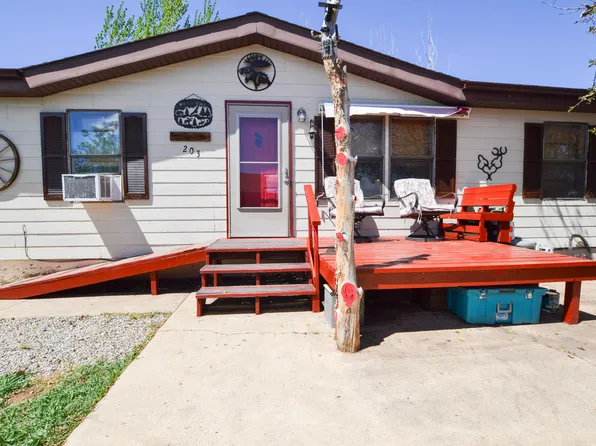 203 Valley View Ave, Lewistown, MT 59457