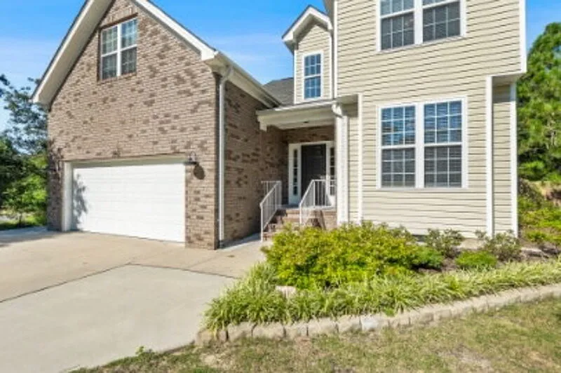 3 bed, 2.5 bath, 2320 sqft, $2,600 — Photo 2