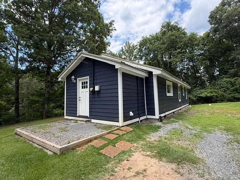 201 Old Harrison Cir SW — Photo 2