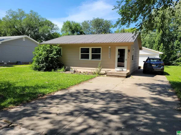 521 W Clark St, Vermillion, SD 57069