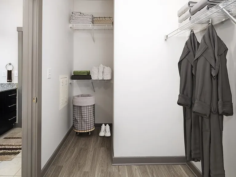 Classic Package II Walk-in closet