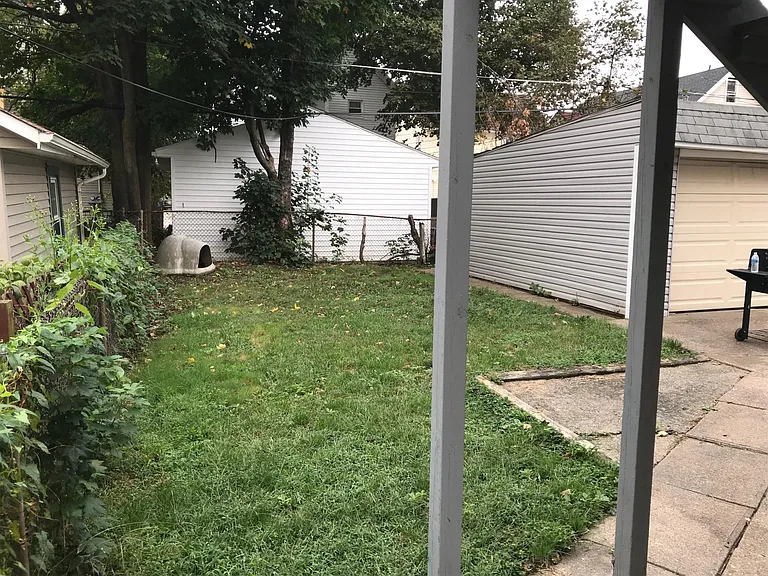 2074 Wyandotte Ave — Photo 14