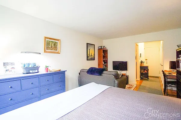 Rented by City Connections Realty | media 10