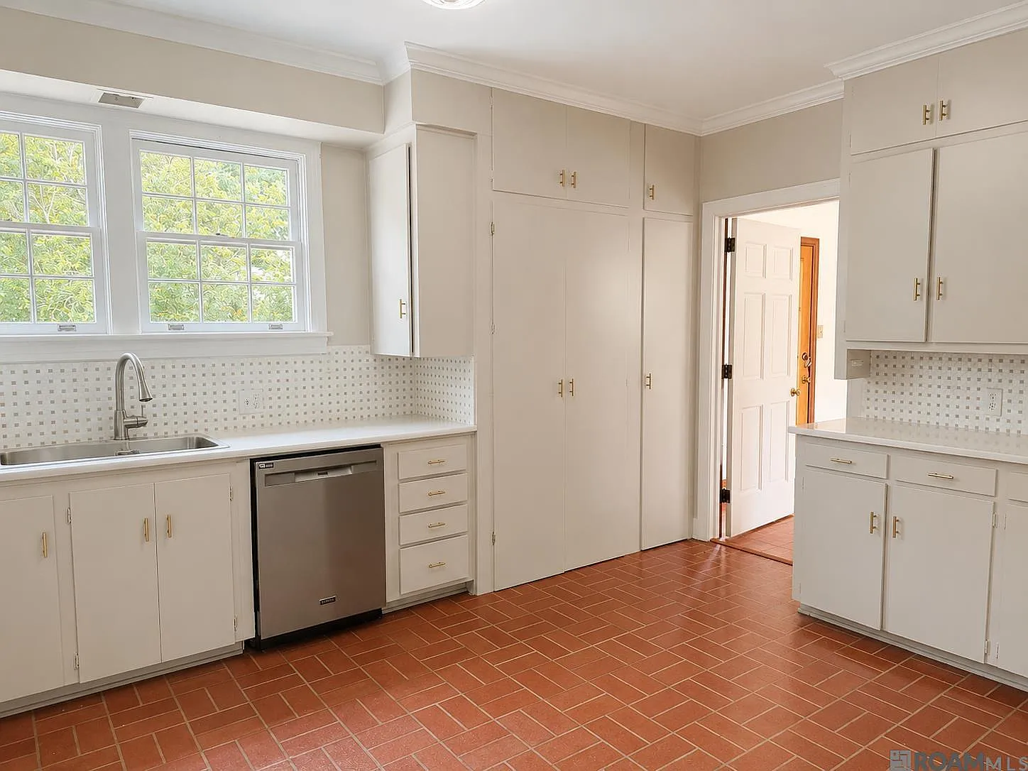 6 bed, 4990 sqft, $3,000 — Photo 3