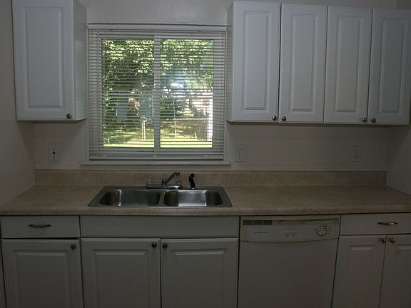 5th image of 452 Appian Ave