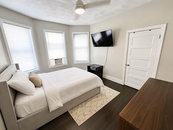 4th image of 158 Holland St #B