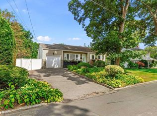 3 Fairview Ln, Huntington Station, NY 11746