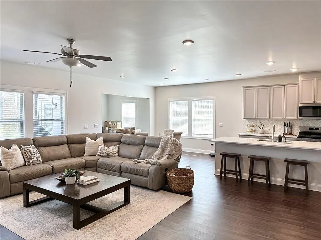 5 bed, 4.0 bath, 3298 sqft, $2,875 — Photo 3