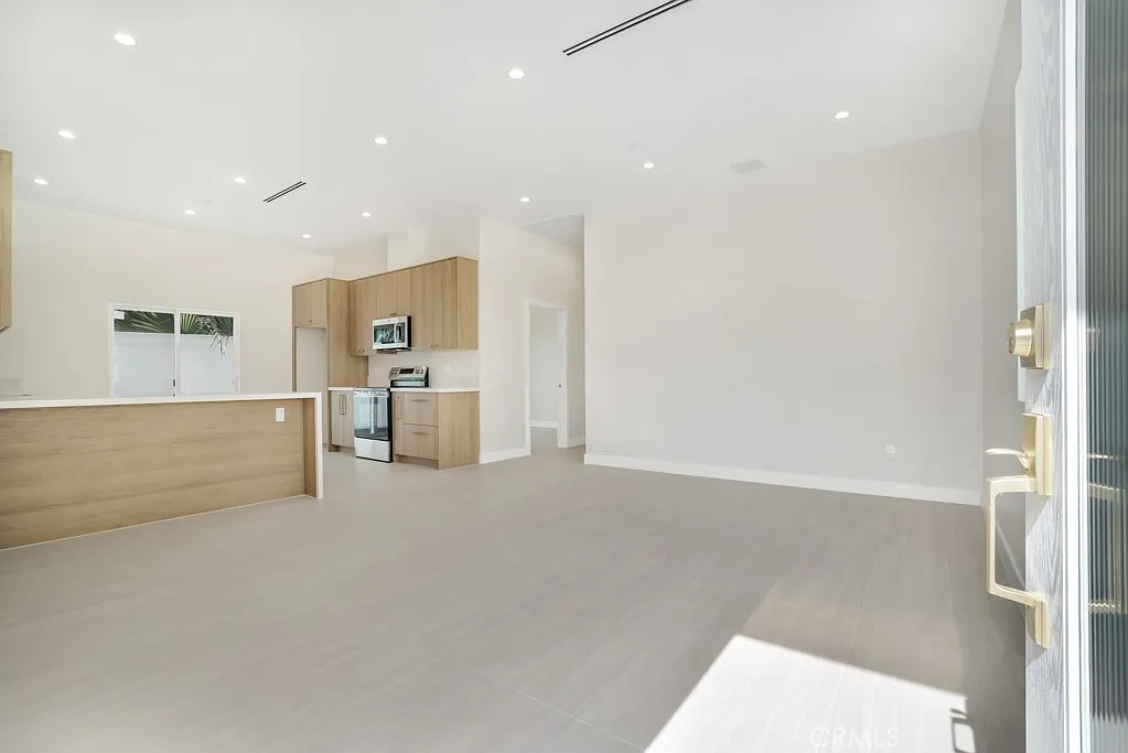 Building Photo - 10327 Wish Ave #1/4
