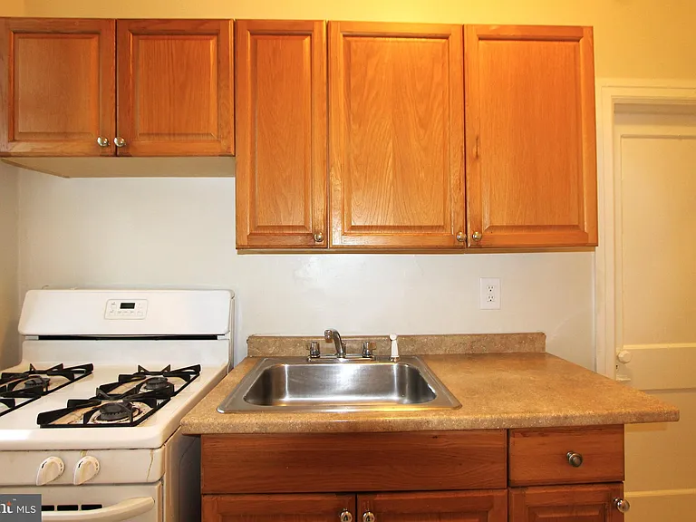 13-15 E Upsal St #B5 — Photo 7